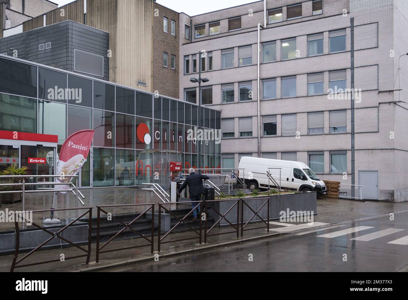 Abbildung zeigt das Andre-Renard-Krankenhaus in Herstal, das seine Notaufnahme wegen Personalmangel geschlossen hat, Freitag, 10. Dezember 2021. Die medizinische Leitung der Andre-Renard-Klinik in Herstal hat beschlossen, ihre Notfälle diesen Donnerstag bis nächsten Montag, den 13. Dezember, zu schließen. Personalmangel und Müdigkeit sind die Hauptgründe. „Seit mehr als 2 Jahren hat das gesamte Krankenhauspersonal die meiste Anstrengung unternommen, die der Kampf gegen Covid-19 erfordert.“ „Wir haben alle Ressourcen erschöpft, die wir haben, um unsere Mission als allgemeines Krankenhaus zu erfüllen, wir erreichen das Ende o Stockfoto