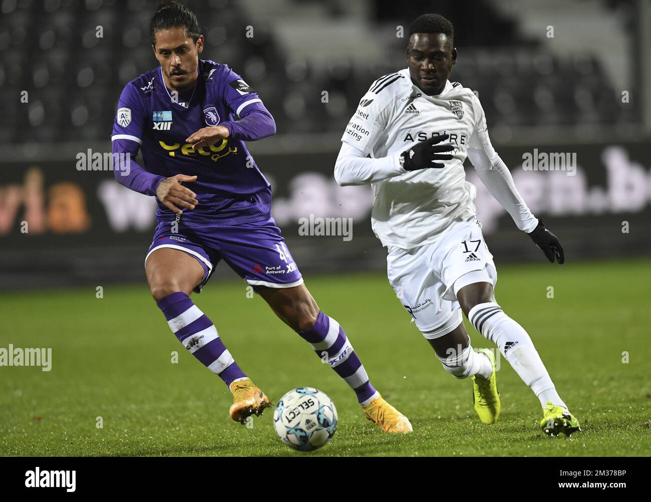 Beerschots Mauricio Lemos und Eupens Carlos Embalo kämpfen um den Ball während eines Fußballspiels zwischen KAS Eupen und Beerschot VA am Samstag, den 11. Dezember 2021 in Eupen, am 18. Tag der ersten Division der belgischen Meisterschaft „Jupiler Pro League“ 2021-2022. BELGA FOTO JOHN THYS Stockfoto