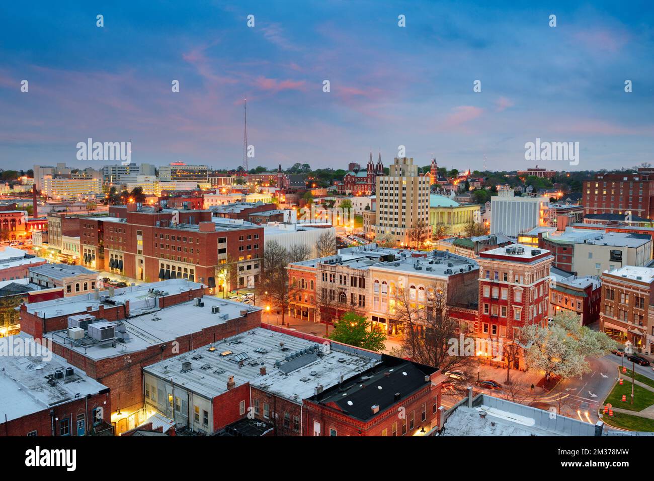 Die Skyline von Macon, Georgia, USA, in der Abenddämmerung. Stockfoto Die Skyline von Macon, Georgia, USA, in der Abenddämmerung. Stockfoto
