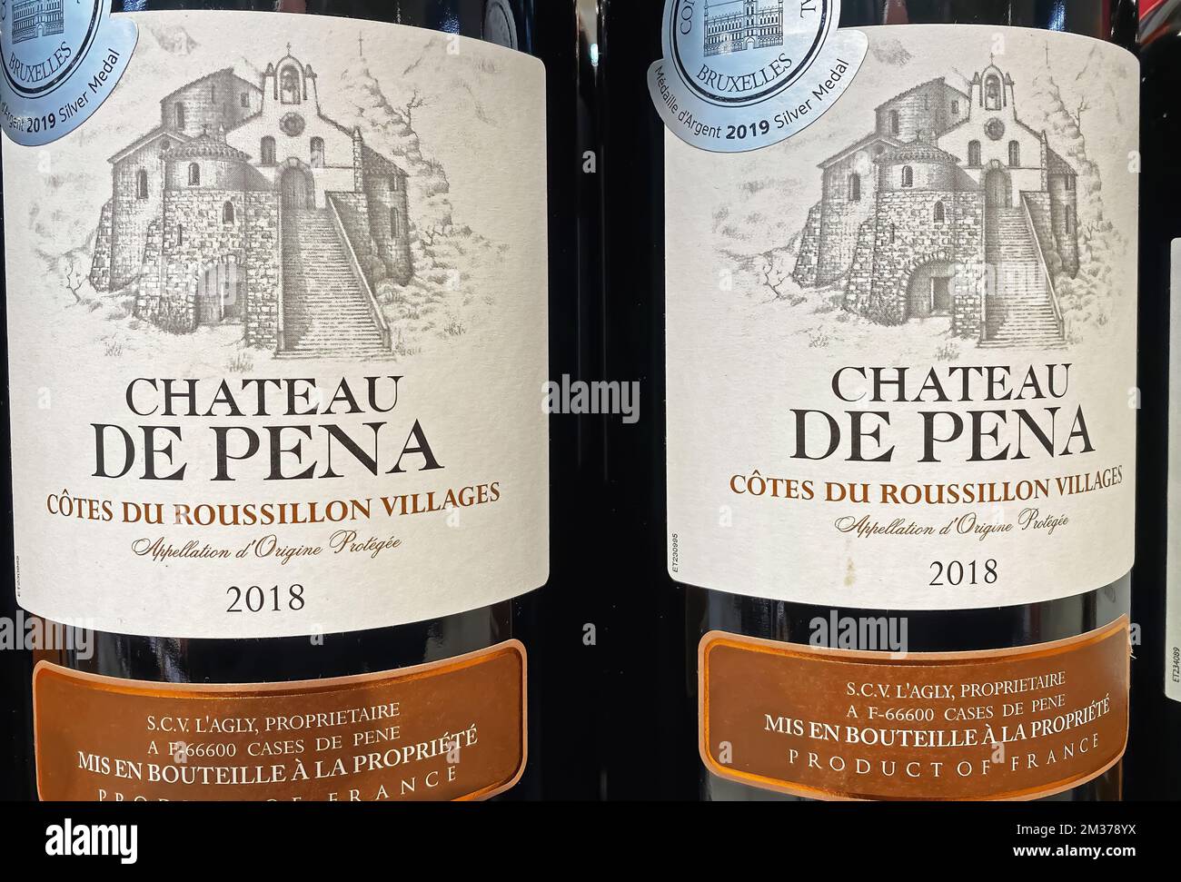 Viersen, Deutschland - 9. Dezember. 2022: Vervollständigung der Flaschen Chateau de Pena aus Cotes du Roussillon französischer Rotwein im Regal des deutschen Lagers Stockfoto