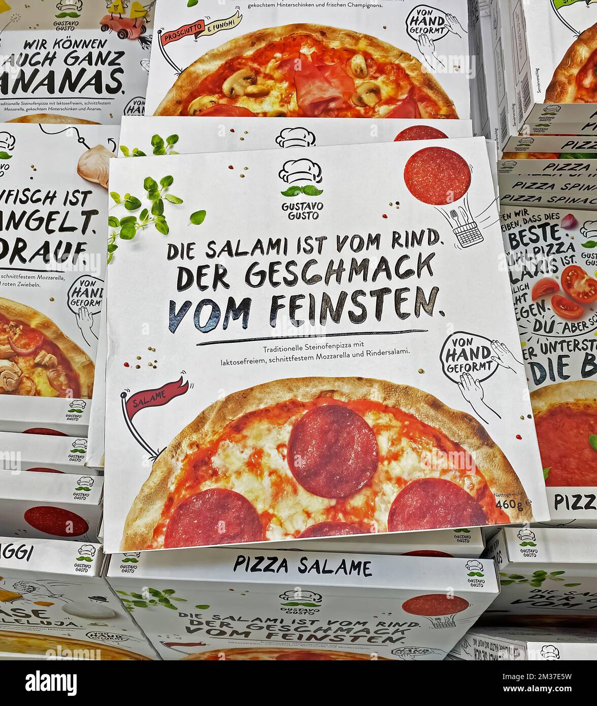 Viersen, Deutschland - 9. Dezember. 2022: Verschiedene Kartons Gustavo Gusto gefrorene, verzehrfertige Pizza im Gefrierschrank des deutschen Supermarkts Stockfoto