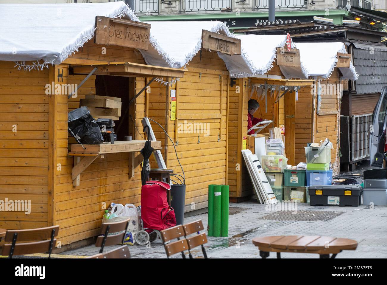 Die Verkaufsstände werden am Ende der 20.. Ausgabe von "Winterpret - Plaisirs d'Hiver", dem Weihnachtsmarkt im Stadtzentrum von Brüssel, am Sonntag, den 26. Dezember 2021, demontiert. BELGA FOTO NICOLAS MAETERLINCK Stockfoto