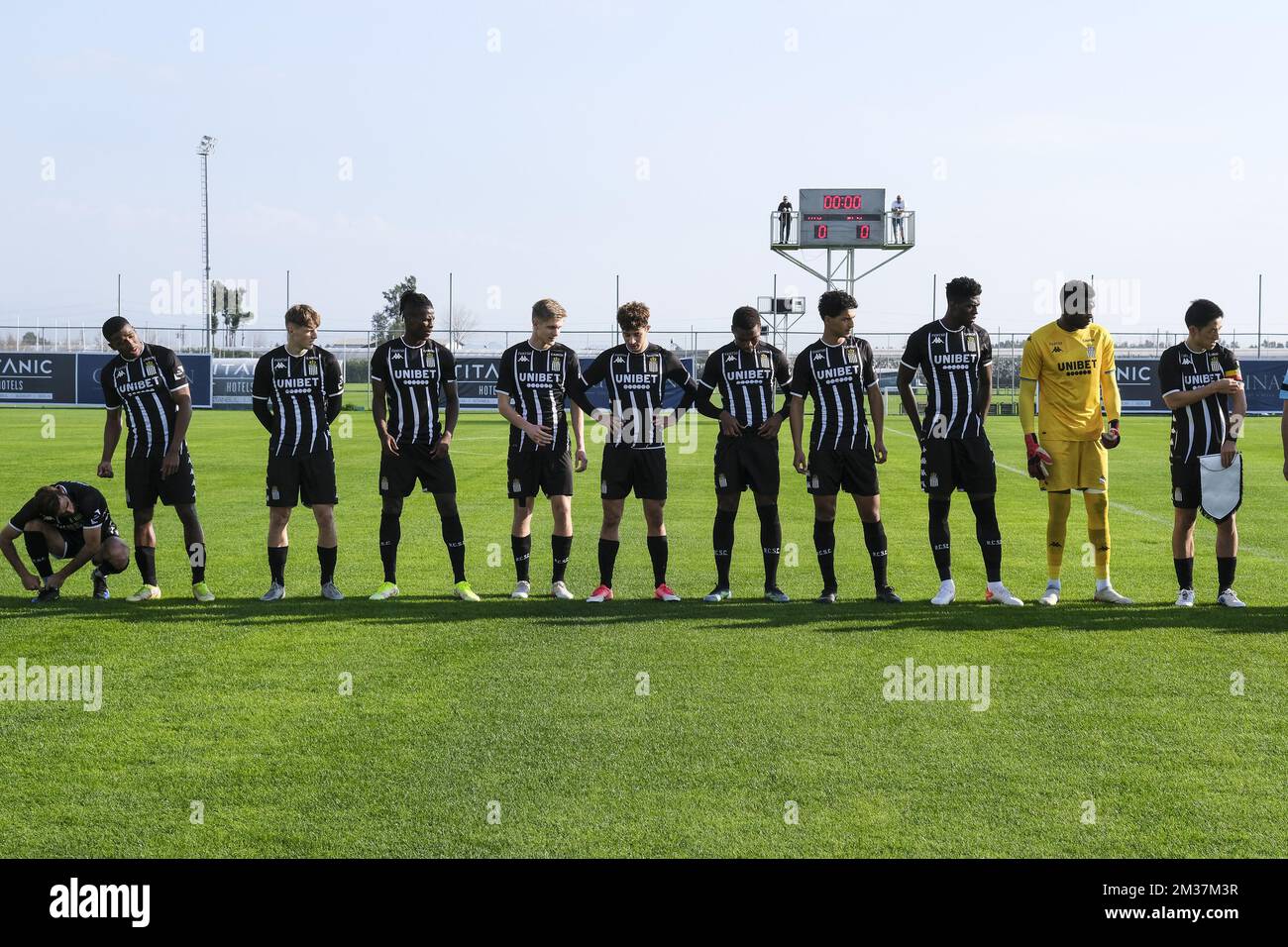 Die Abbildung zeigt den Beginn eines freundlichen Fußballspiels zwischen dem belgischen Sporting Charleroi und dem rumänischen FC UTA Arad in ihren Wintertrainingslagern in Antalya, Türkei, Sonntag, den 09. Januar 2022. BELGA FOTO NICOLAS LAMBERT Stockfoto