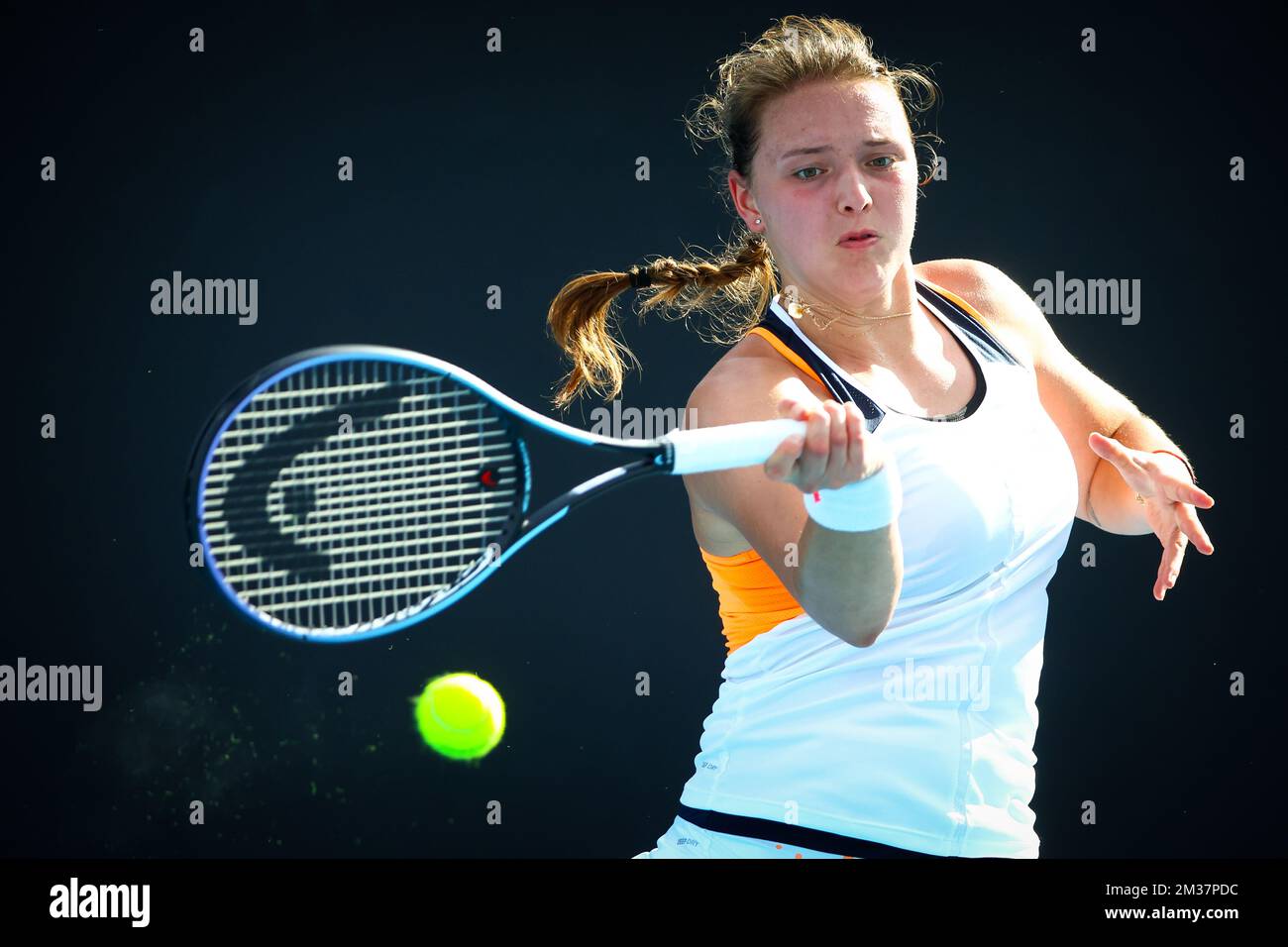 German Jule Niemeier (WTA 130) in Aktion während eines Tennisspiels gegen Dutch Hartono (WTA 191), in der letzten Runde der Frauenqualifikationen beim „Australian Open“ Tennis Grand Slam, Freitag, den 14. Januar 2022 in Melbourne Park, Australien. Die 2022. Ausgabe des Australian Grand Slam findet im Rahmen der laufenden Pandemie statt. BELGA FOTO PATRICK HAMILTON Stockfoto
