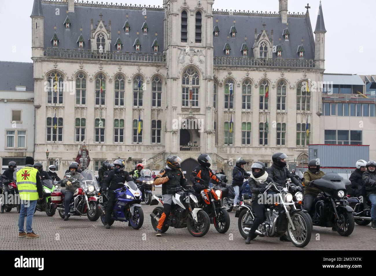 Abbildung zeigt eine von Motorradclubs Crusaders for Justice organisierte Hommage an den vier Jahre alten Dean Verberckmoes am Grote Markt in Sint-Niklaas Sonntag, den 23. Januar 2022 der 4-jährige Dean wurde am 17. Januar in Vrouwenpolder, Veere, in der niederländischen Provinz Zeeland, tot aufgefunden. De Kock (34), der Mann, der am Mittwoch, dem 12. Januar, mit Dean verschwand, wurde Anfang dieser Woche in den Niederlanden verhaftet. Seine Freundin wurde in Belgien verhaftet. BELGA FOTO NICOLAS MAETERLINCK Stockfoto