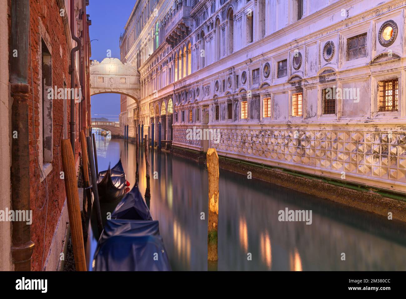 Seufzerbrücke in Venedig, Italien bei Sonnenaufgang über dem Rio di Palazzo mit versteckten Gondeln. Stockfoto