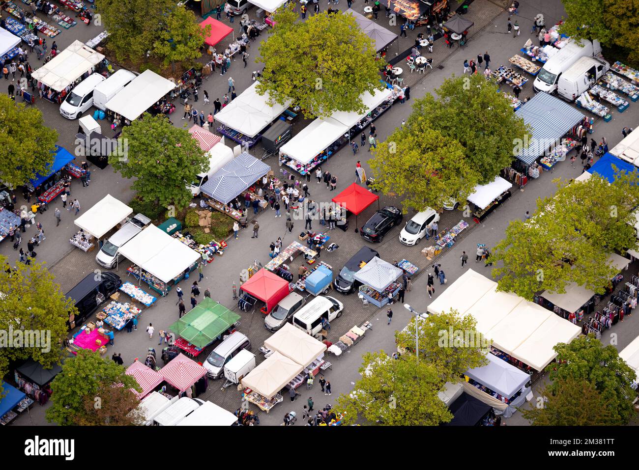 Luftaufnahme, Flohmarkt auf dem Parkplatz der Universität Dortmund im Bezirk Eichlinghofen in Dortmund, Ruhrgebiet, Nordrhein-Westfalen Stockfoto