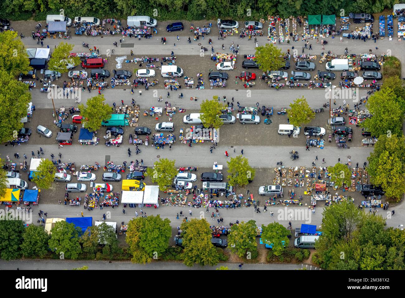 Luftaufnahme, Flohmarkt auf dem Parkplatz der Universität Dortmund im Bezirk Eichlinghofen in Dortmund, Ruhrgebiet, Nordrhein-Westfalen Stockfoto