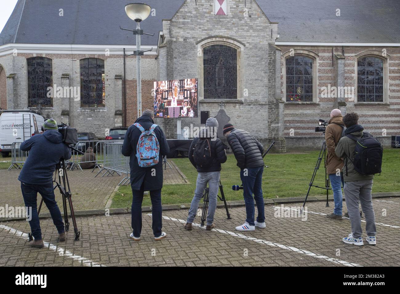 Das Bild zeigt Journalisten draußen während der Beerdigung des vierjährigen Dean Verberckmoes am Sint-Laurentiuskerk in Verrebroek, Beveren, Samstag, den 29. Januar 2022. Der 4-jährige Dekan wurde am 17. Januar in Vrouwenpolder, Veere, in der niederländischen Provinz Zeeland, tot aufgefunden. De Kock (34), der Mann, der am Mittwoch, dem 12. Januar, mit Dean verschwand, wurde in den Niederlanden verhaftet. Seine Freundin wurde in Belgien verhaftet. BELGA FOTO NICOLAS MAETERLINCK Stockfoto