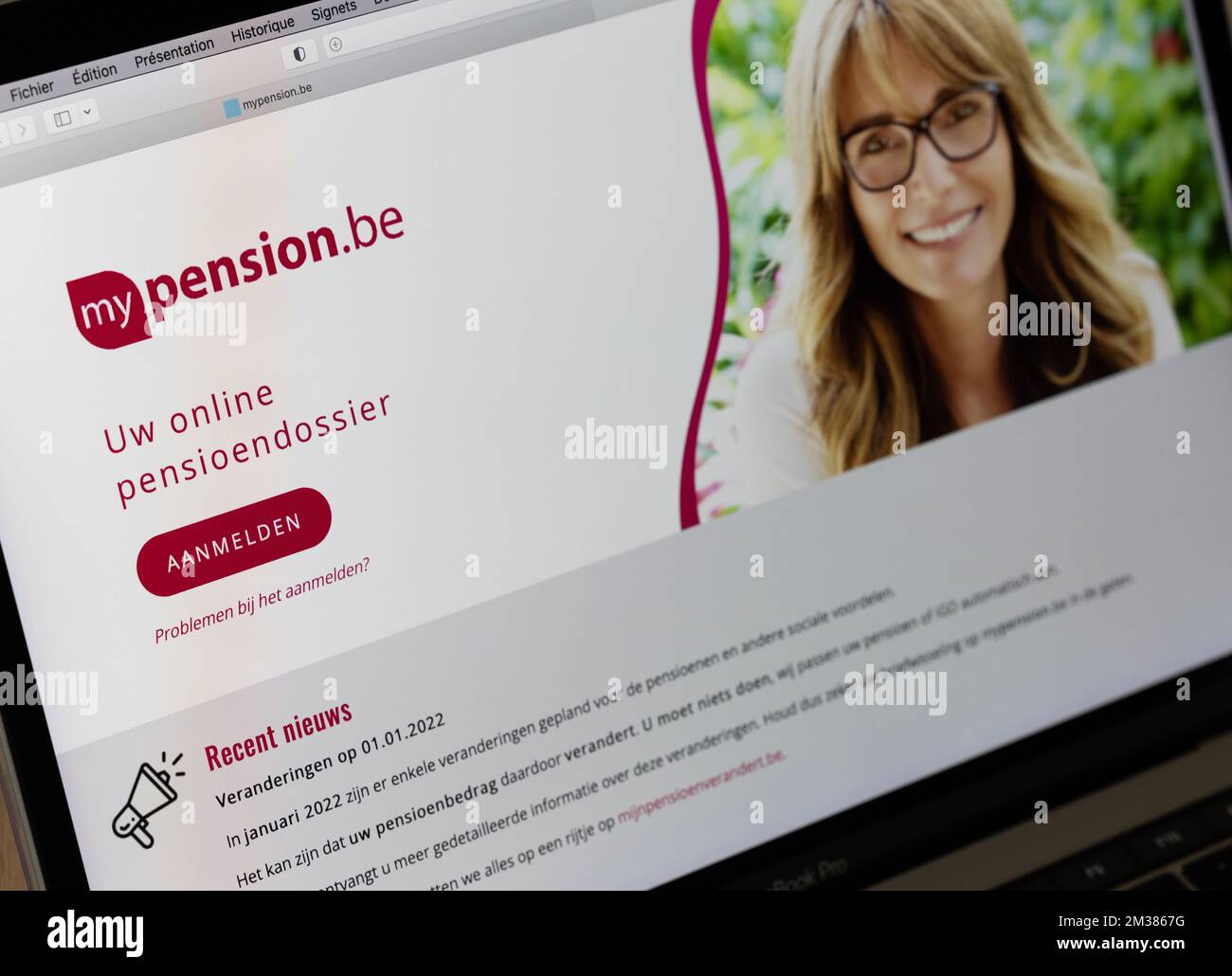 Abbildung zeigt die niederländische Version der Website „mypension.be“ in Edingen - Enghien, Freitag, 04. Februar 2022. Der Ministerrat stellt 34 Millionen Euro für verschiedene Digitalisierungsprojekte für die Anwendung mypension.be zur Verfügung. mypension.be ist das Online-Portal, über das Sie Ihre Rentenakte genau verfolgen können. Es ist eines der am weitesten verbreiteten staatlichen Tools. Fast 2,5 Millionen Menschen nutzten es letztes Jahr. Mit den neuen Projekten, die vom Bundespensionsamt und dem RIZIV/INAMI durchgeführt werden, wird unter anderem sichergestellt, dass ausländische Renten nach dem Mypension integriert werden.b Stockfoto