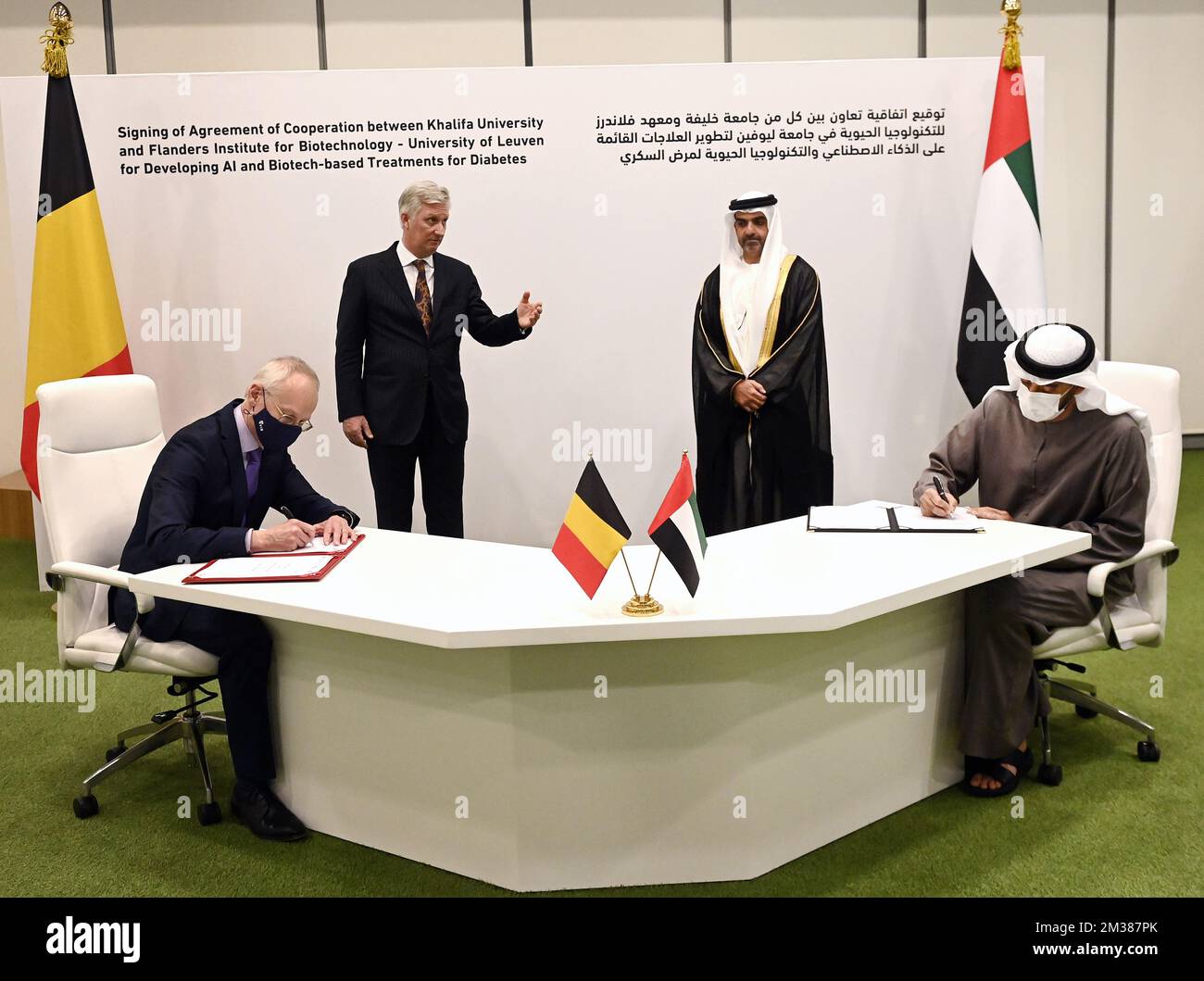 König Philippe - Filip von Belgien und Cheikh Mohammed bin Zayed, Kronprinz von Abou Dhabi, abgebildet bei einer Unterzeichnungszeremonie in Abu Dhabi, den Vereinigten Arabischen Emiraten, während eines offiziellen Besuchs der belgischen Königsfamilie im Sultanat Oman und den Vereinigten Arabischen Emiraten am Freitag, den 04. Februar 2022. BELGA-FOTOPOOL DIDIER LEBRUN Stockfoto