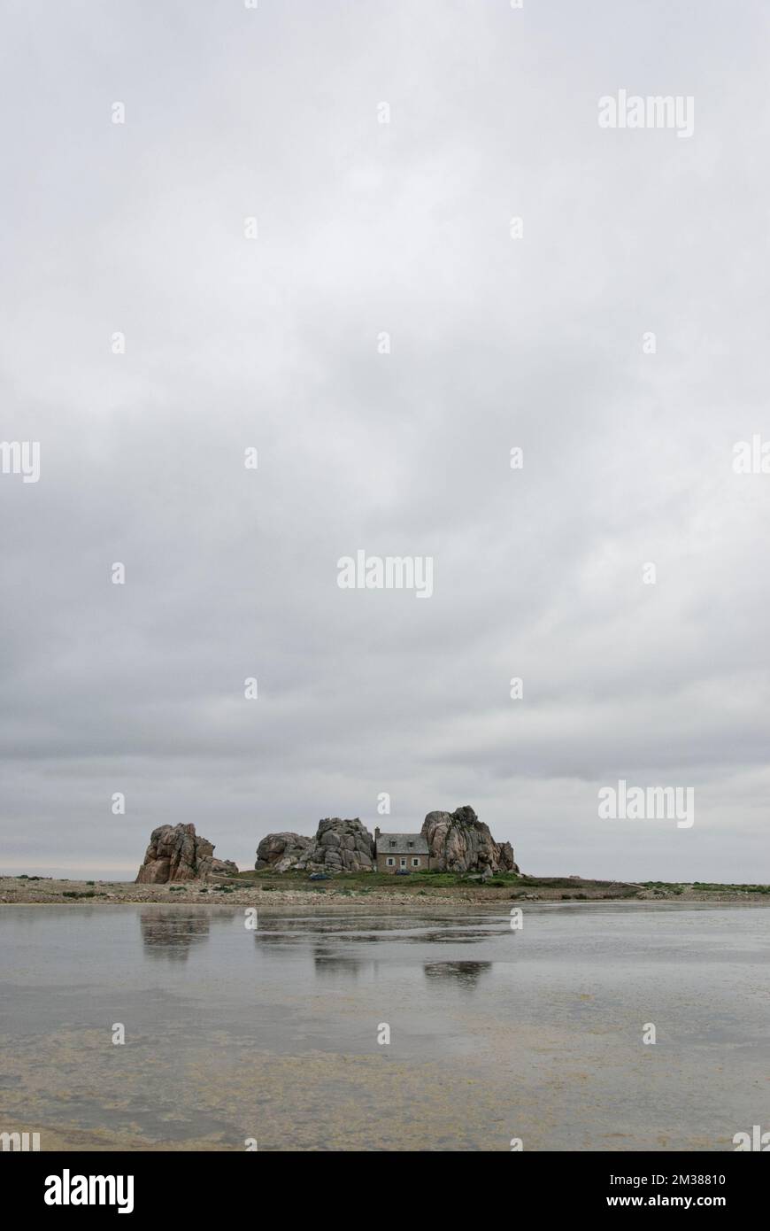 Altes Haus zwischen 2 Felsen in Bretany Fance Stockfoto
