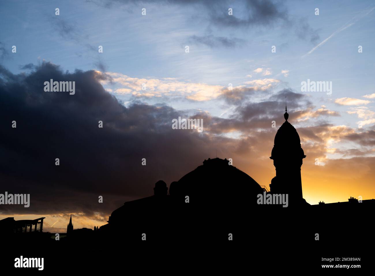 Bahnhof Limoges Benedictins Silhouette mit Sonne hinter dem Turm, der schönste Bahnhof in Frankreich 2022 Stockfoto