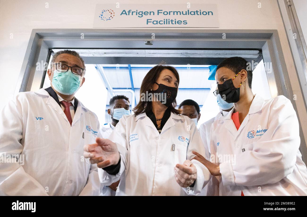 Tedros Adhanom Ghebreyesus, Generaldirektor der Weltgesundheitsorganisation (WHO), Professor Petro Terblanche, geschäftsführender Direktor Afrigen Biologics und Minister für Entwicklungszusammenarbeit Meryame Kitir, das während eines Besuchs der afrikanischen Formulierungsanlage am ersten Tag einer Reise des belgischen Ministers für Zusammenarbeit und Entwicklung nach Südafrika gezeigt wurde; In Kapstadt, Südafrika, Freitag, 11. Februar 2022. Der Schwerpunkt dieser Mission liegt auf der Bedeutung eines gleichberechtigten Zugangs zu COVID-Impfstoffen weltweit und auf einer Reihe von Initiativen, die in Sou zu diesem Thema entwickelt werden Stockfoto