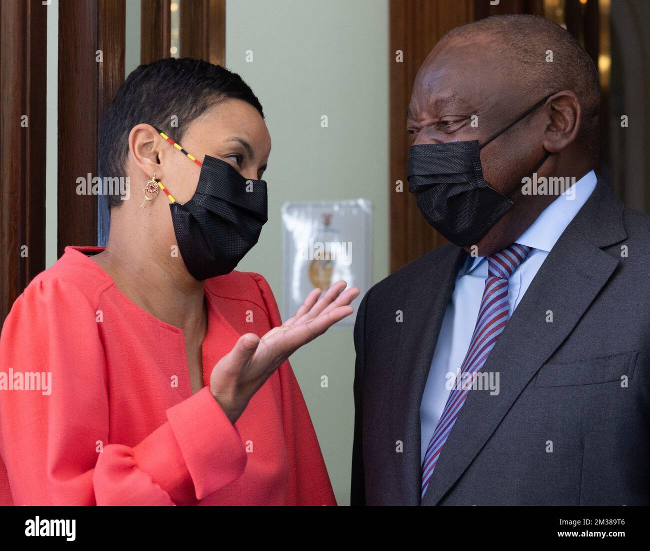 Meryame Kitir, Minister für Entwicklungszusammenarbeit, und der südafrikanische Präsident Cyril Ramaphosa, bildeten am ersten Tag einer Reise nach Südafrika den belgischen Minister für Zusammenarbeit und Entwicklung in Kapstadt (Südafrika) am Freitag, den 11. Februar 2022. Der Schwerpunkt dieser Mission liegt auf der Bedeutung eines gleichberechtigten Zugangs zu COVID-Impfstoffen weltweit und auf einer Reihe von Initiativen, die in Südafrika zu diesem Thema entwickelt werden. Belgien unterstützt über die Weltgesundheitsorganisation (WHO) einen lokalen Technologietransfer für COVID-19-mRNA-Impfstoffe. BELGA FOTO BENOIT DOPPPAGNE Stockfoto