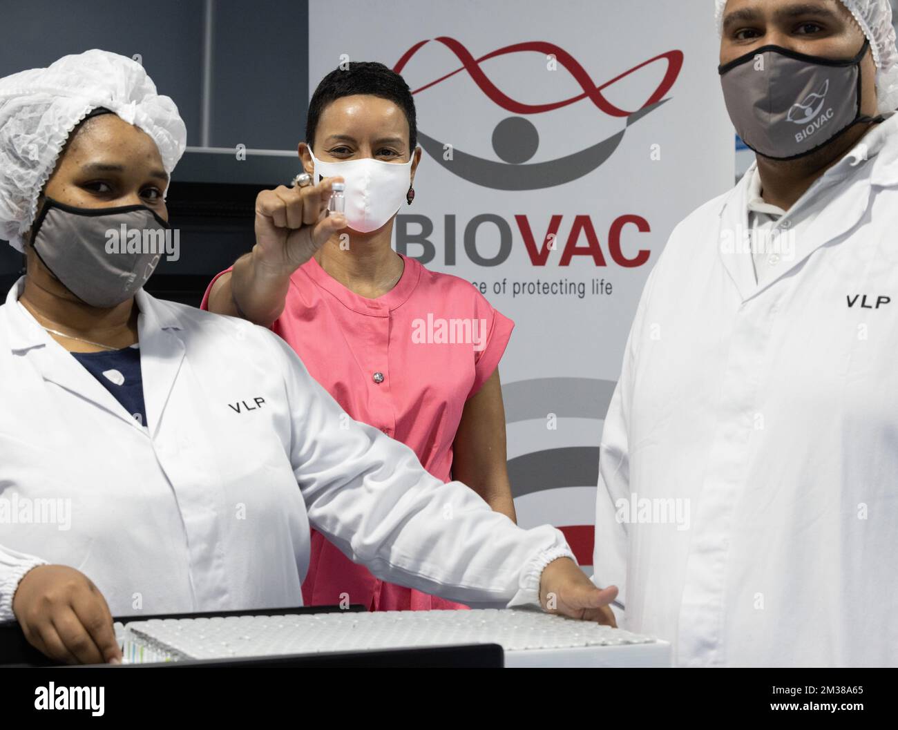 Meryame Kitir, Minister für Entwicklungszusammenarbeit, vertritt den Fotografen bei einem Besuch des Biovac-Pharmaunternehmens während einer Reise des belgischen Ministers für Zusammenarbeit und Entwicklung nach Südafrika am Samstag, den 12. Februar 2022 in Kapstadt (Südafrika). Der Schwerpunkt dieser Mission liegt auf der Bedeutung eines gleichberechtigten Zugangs zu COVID-Impfstoffen weltweit und auf einer Reihe von Initiativen, die in Südafrika zu diesem Thema entwickelt werden. Belgien unterstützt über die Weltgesundheitsorganisation (WHO) einen lokalen Technologietransfer für COVID-19-mRNA-Impfstoffe. BELGA PHOT Stockfoto