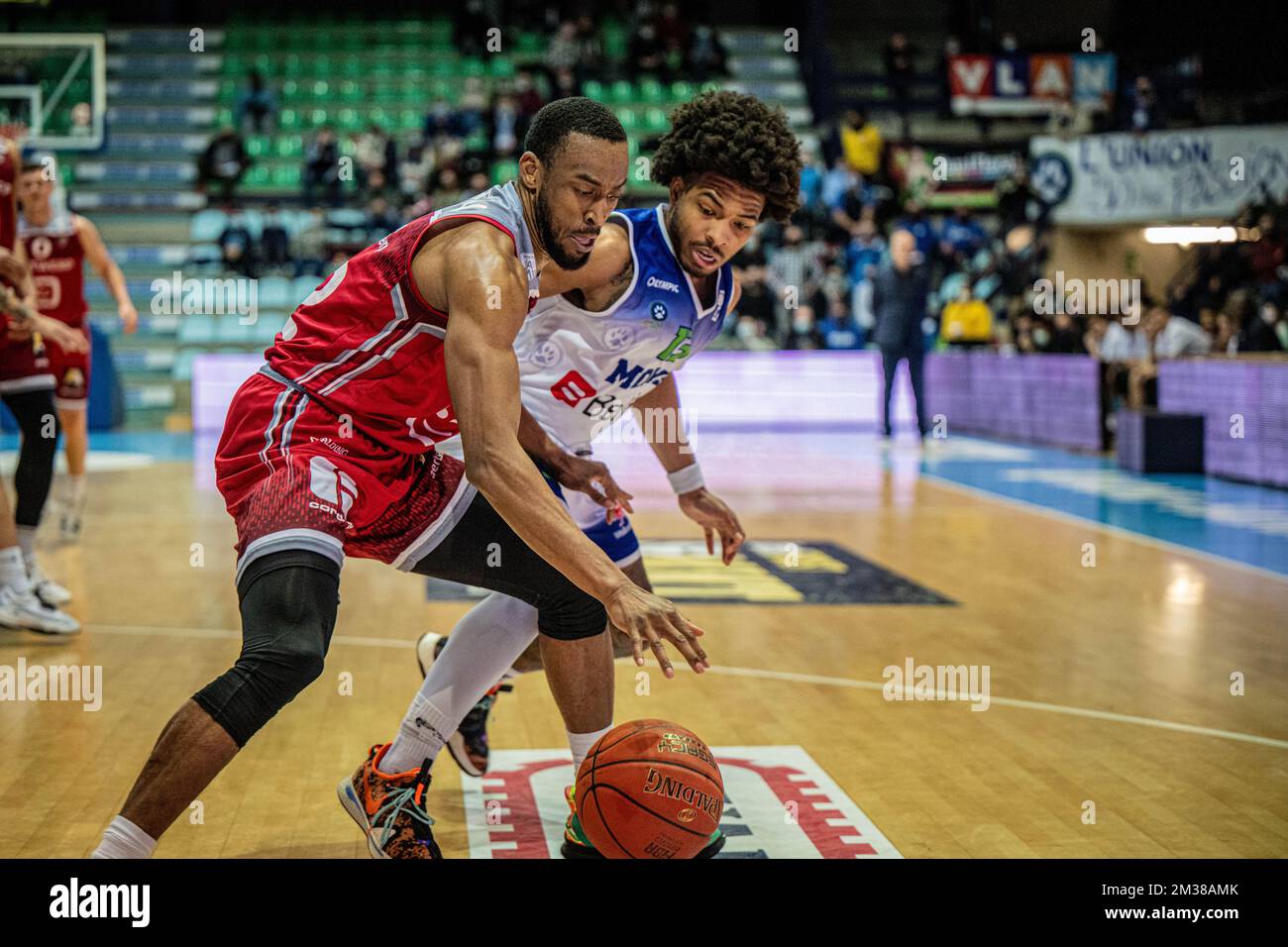 Markel Brown aus Antwerpen und David Nichols aus Mons kämpfen bei einem Basketballspiel zwischen Mons-Hainaut und den Antwerpen Giants um den Ball, das am Samstag, den 12. Februar 2022, in Mons, am 16. Tag der belgischen Nationalrunde bei der belgischen Korbmeisterschaft „BNXT League“ stattfand. BELGA FOTO FILIP LANSZWEERT Stockfoto