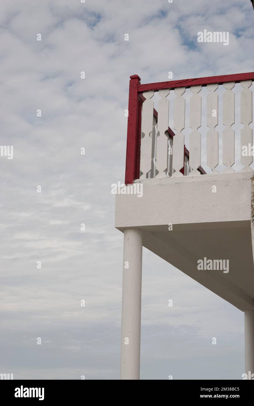 Balkon mit rotem und weißem Holzgeländer Stockfoto
