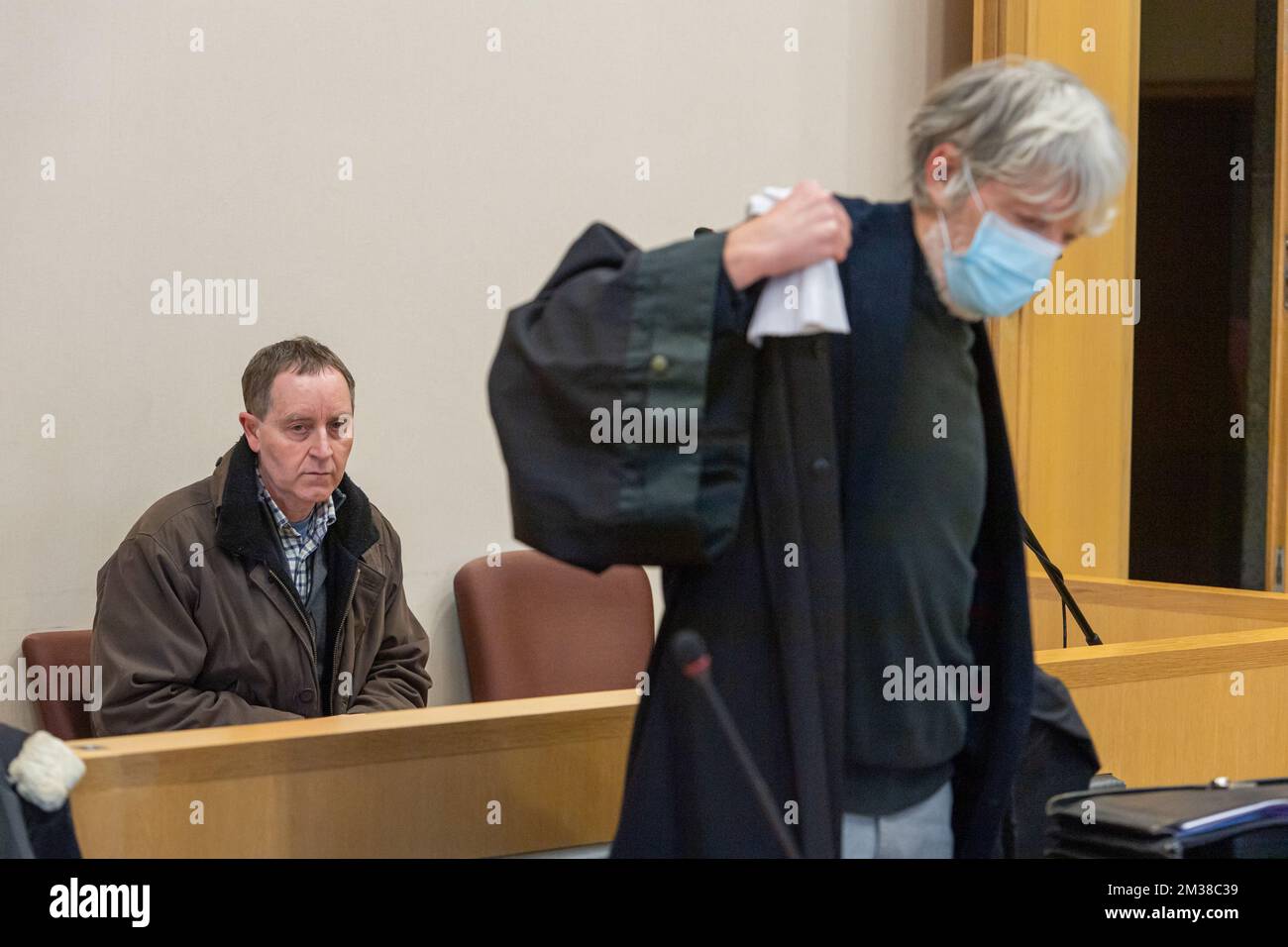 Der Angeklagte Karel B. (L) und Rechtsanwalt Alex Vanbets (R), die während der Juristenverfassung für das Assizes-Verfahren gegen Karel B. vor dem Gericht Limburg in Tongeren am Dienstag, den 15. Februar 2022, abgebildet wurden. Zehn Monate nach dem Tod seiner Frau Annick Haesevoets landete Karel B. am 7. Februar 2017 im Gefängnis. Erst dann wurde klar, warum die Frau im April 2016 gestorben war. Ein Glas Tiramisu, das sie gegessen hatte, stellte sich heraus, dass es große Dosen von Resten von Medikamenten, einschließlich Schlaftabletten, enthielt. Der Mann leugnet seine Beteiligung vehement. Seit Februar 2018 durfte er mit einem Knöchel nach Hause gehen Stockfoto