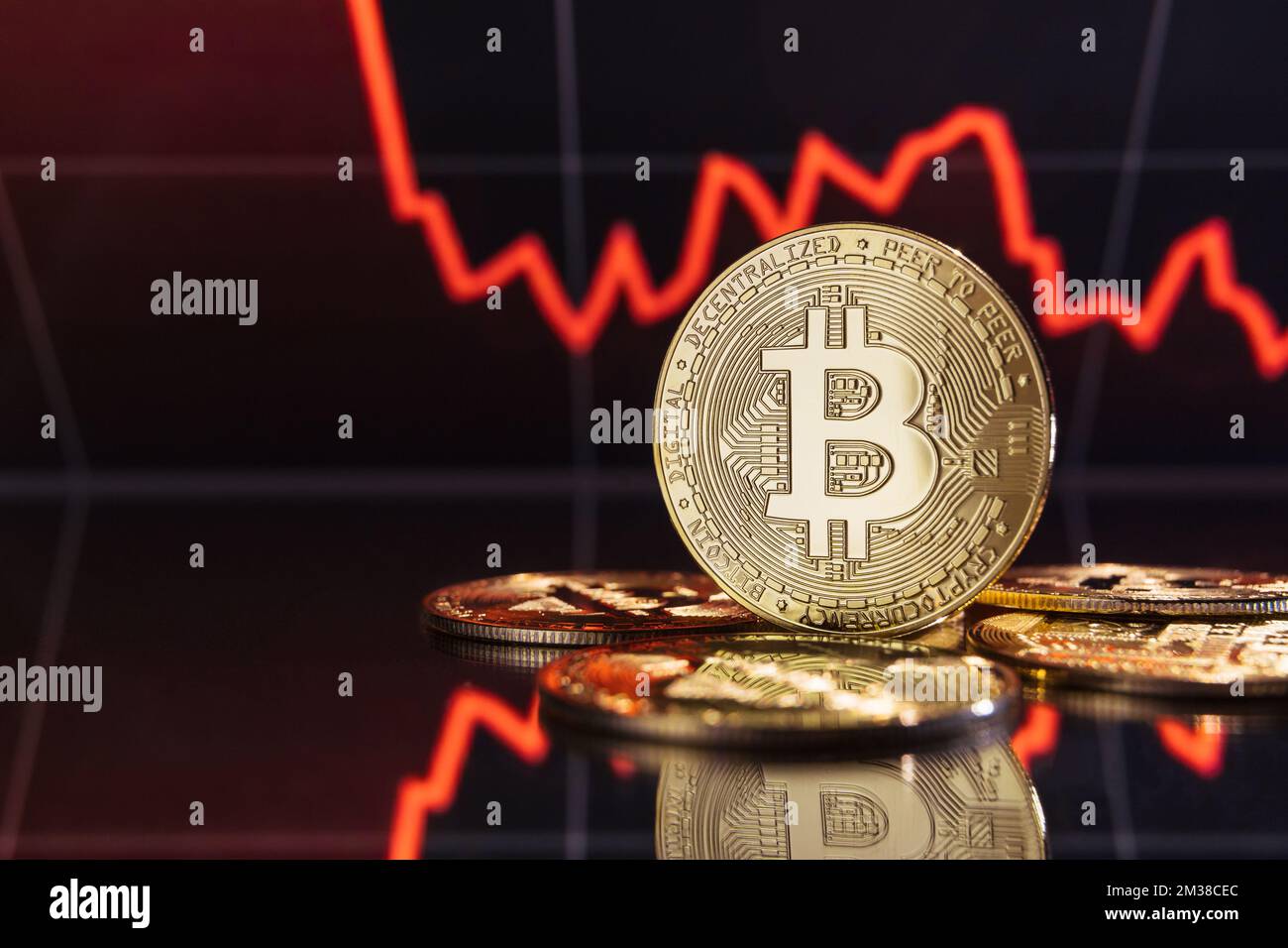 Bild der Finanzkrise und der globalen Rezession in den Krypto-Handelsmärkten und -Investitionen, goldener Bitcoin-Stapel im Hintergrund mit digitaler Kryptowährung-Grafik mit roter dicker Linie Stockfoto