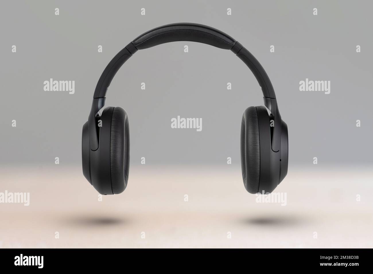 Kopfhörer auf hellem Hintergrund. Kabellose Kopfhörer in Schwarz, hohe Qualität, für Werbung oder Produktkatalog. Stockfoto
