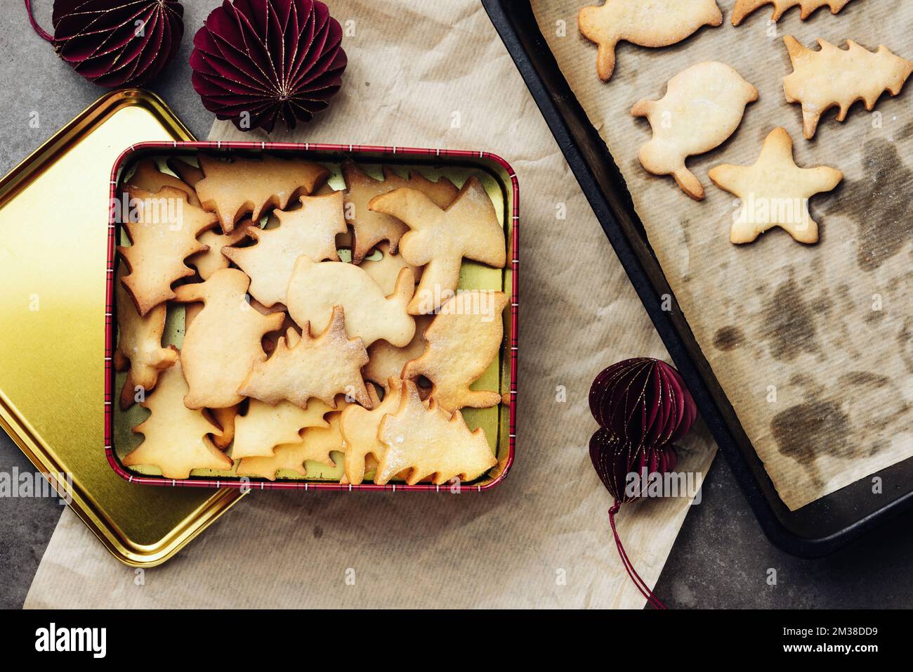 Weihnachtlich geformte Lebkekse in einer Schachtel. Stockfoto