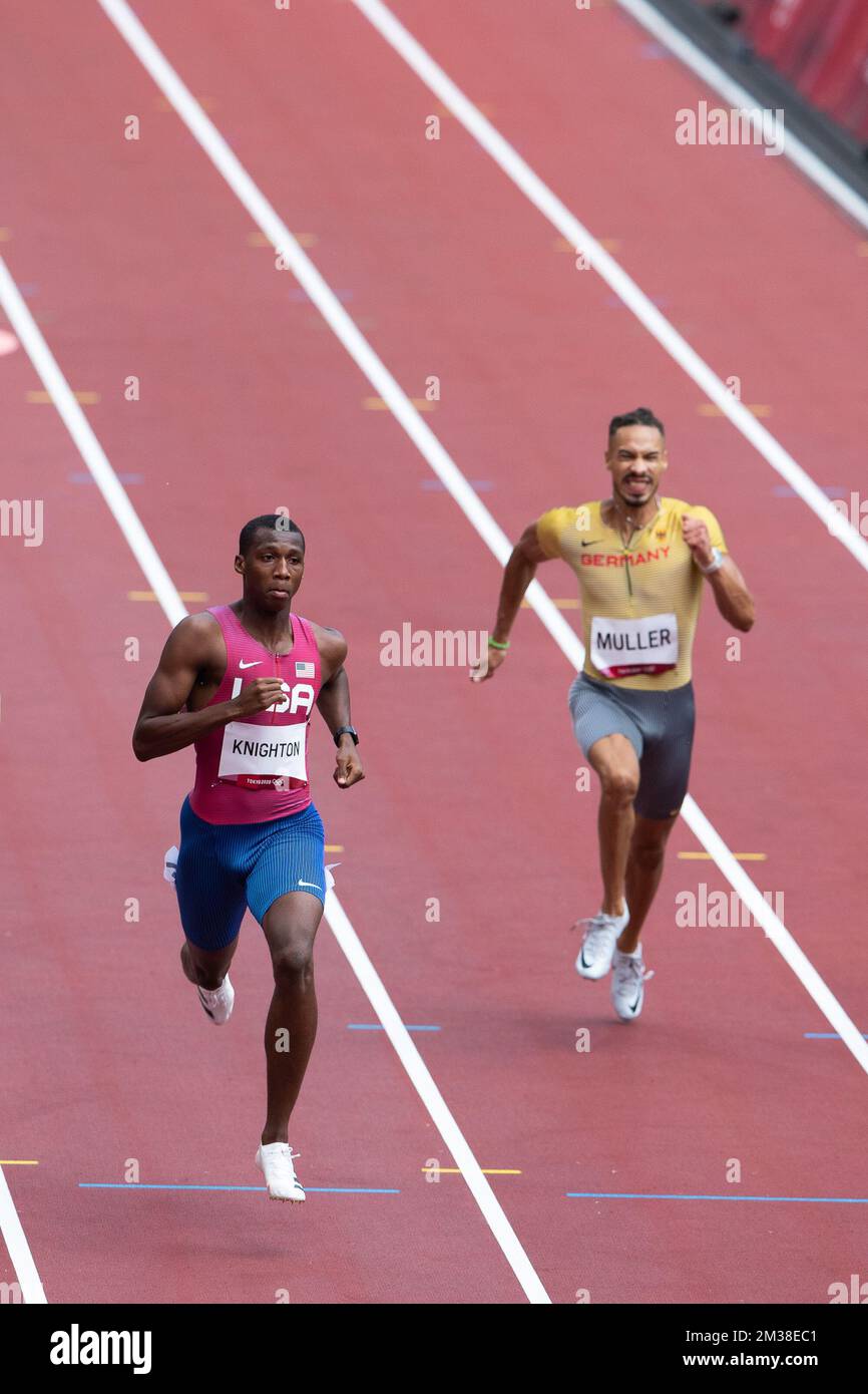 03. August 2021: Erriyon Knighton aus den Vereinigten Staaten und Steven Muller aus Deutschland Rennen in der menÕs 200m. Runde 1 während des Wettkampfs Athletics im Olympiastadion in Tokio, Japan. Daniel Lea/CSM} Stockfoto