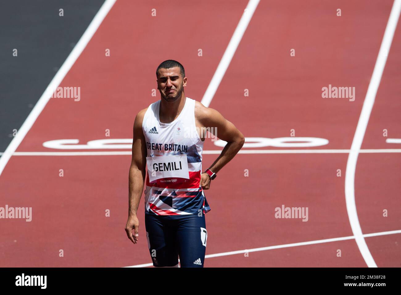 03. August 2021: Adam Gemili aus Großbritannien geht los, nachdem er während des Wettkampfs im Olympiastadion in Tokio, Japan, in der menÕs 200m. Runde 1 eine Verletzung erlitten hat. Daniel Lea/CSM} Stockfoto