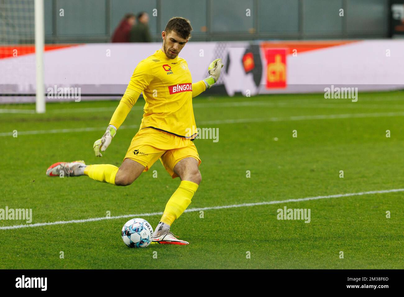 Lommels Torhüter Jari De Busser stellte sich in Aktion während eines Fußballspiels zwischen KMSK Deinze und Lommel SK am Sonntag, den 20. Februar 2022, in Deinze vor, am 21. Tag der zweiten Liga-Division der belgischen Meisterschaft „1B Pro League“. BELGA FOTO KURT DESPLENTER Stockfoto