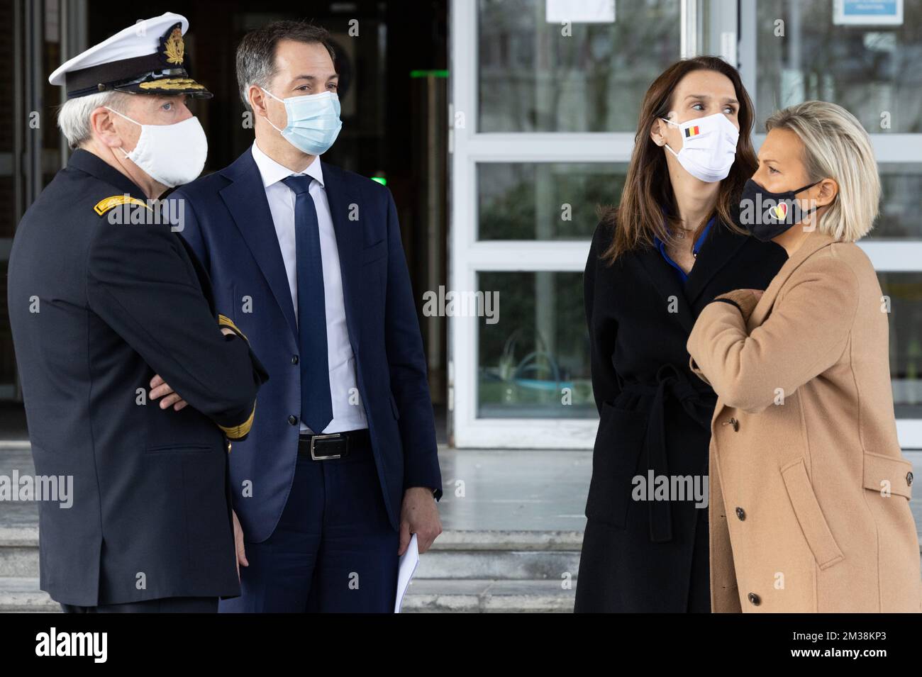 Verteidigungsminister Amiral Michel Hofman, Premierminister Alexander De Croo, Außenministerin Sophie Wilmes und Verteidigungsminister Ludivine Dedonder bildeten im Vorfeld eines Besuchs des belgischen Königs im Hauptquartier der belgischen Verteidigung in Evere die Lage der russischen Invasion in der Ukraine. Brüssel, den 01. März 2022 BELGA FOTO BENOIT DOPPPAGNE Stockfoto