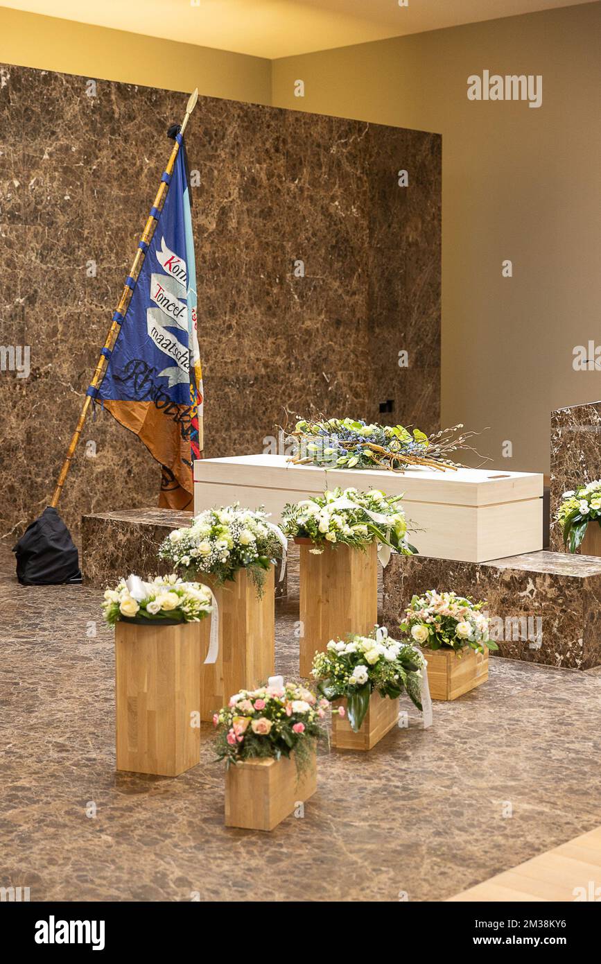 Das Bild zeigt die Trauerfeier von Stijn De Pape, flämischer Dichter (auch De Morgen), in Sint-Niklaas, Dienstag, den 01. März 2022. Der 42-jährige De Paepe starb letzten 22. Februar an tödlicher Krankheit. BELGA FOTO JAMES ARTHUR GEKIERE Stockfoto