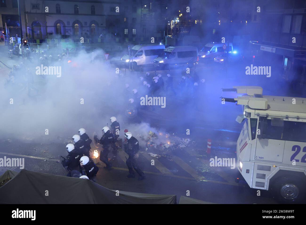 Das Bild zeigt die Polizei bei kleinen Unruhen in den Straßen der Brüsseler Innenstadt, nachdem Marokko das Halbfinalspiel Marokko gegen Frankreich verloren hatte, bei der FIFA-Weltmeisterschaft 2022 am Mittwoch, den 14. Dezember 2022. BELGA FOTO JAMES ARTHUR GEKIERE Stockfoto