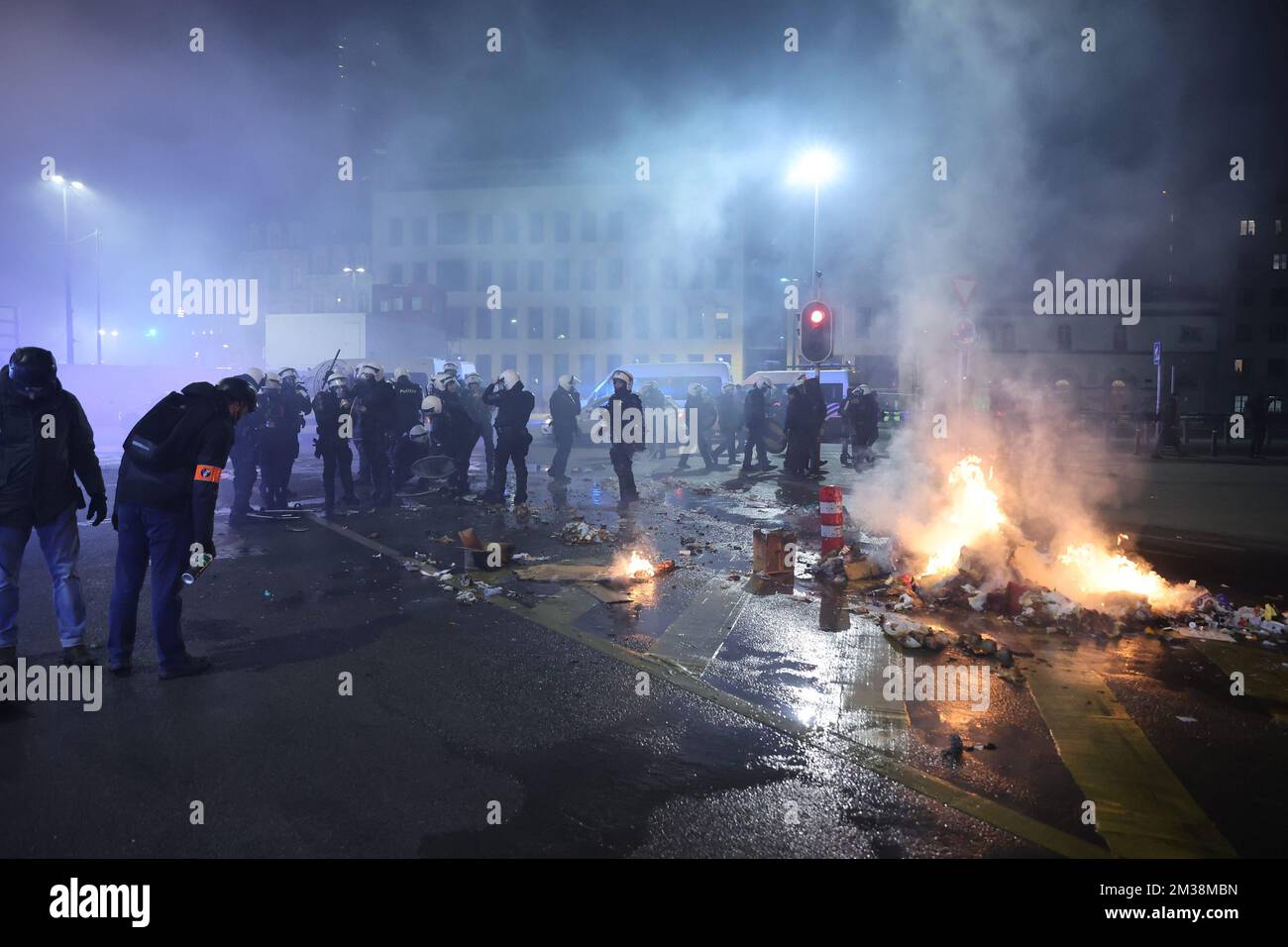 Das Bild zeigt die Polizei bei kleinen Unruhen in den Straßen der Brüsseler Innenstadt, nachdem Marokko das Halbfinalspiel Marokko gegen Frankreich verloren hatte, bei der FIFA-Weltmeisterschaft 2022 am Mittwoch, den 14. Dezember 2022. BELGA FOTO JAMES ARTHUR GEKIERE Stockfoto