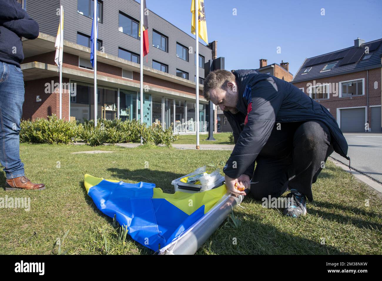 Am Freitag, den 04. März 2022, wird im Rathaus von Zottegem zur Unterstützung der ukrainischen Bevölkerung nach der Invasion des Landes durch Russland eine ukrainische Flagge gehisst. BELGA FOTO NICOLAS MAETERLINCK Stockfoto