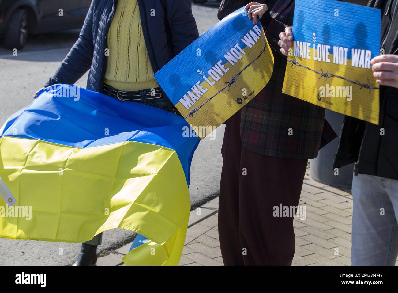 Am Freitag, den 04. März 2022, wird im Rathaus von Zottegem zur Unterstützung der ukrainischen Bevölkerung nach der Invasion des Landes durch Russland eine ukrainische Flagge gehisst. BELGA FOTO NICOLAS MAETERLINCK Stockfoto