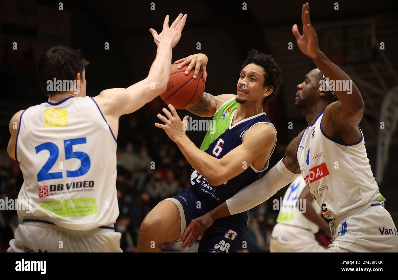 Mechelns AJ Brodeur, Leidens Worthy de Jong und Mechelns Wen Mukubu kämpfen um den Ball während eines Basketballspiels zwischen Kangoeroes Mechelen und ZZ Leiden am Freitag, den 04. März 2022 in Mechelen, am ersten Tag der Elite Gold Cross-Border Phase der First Division Basketball Championships der „BNXT League“. In diesem zweiten Teil der belgischen und niederländischen Wettbewerbe werden sich die 5 besten Teilnehmer aus jedem Land treffen. BELGA PHOTO VIRGINIE LEFOUR Stockfoto