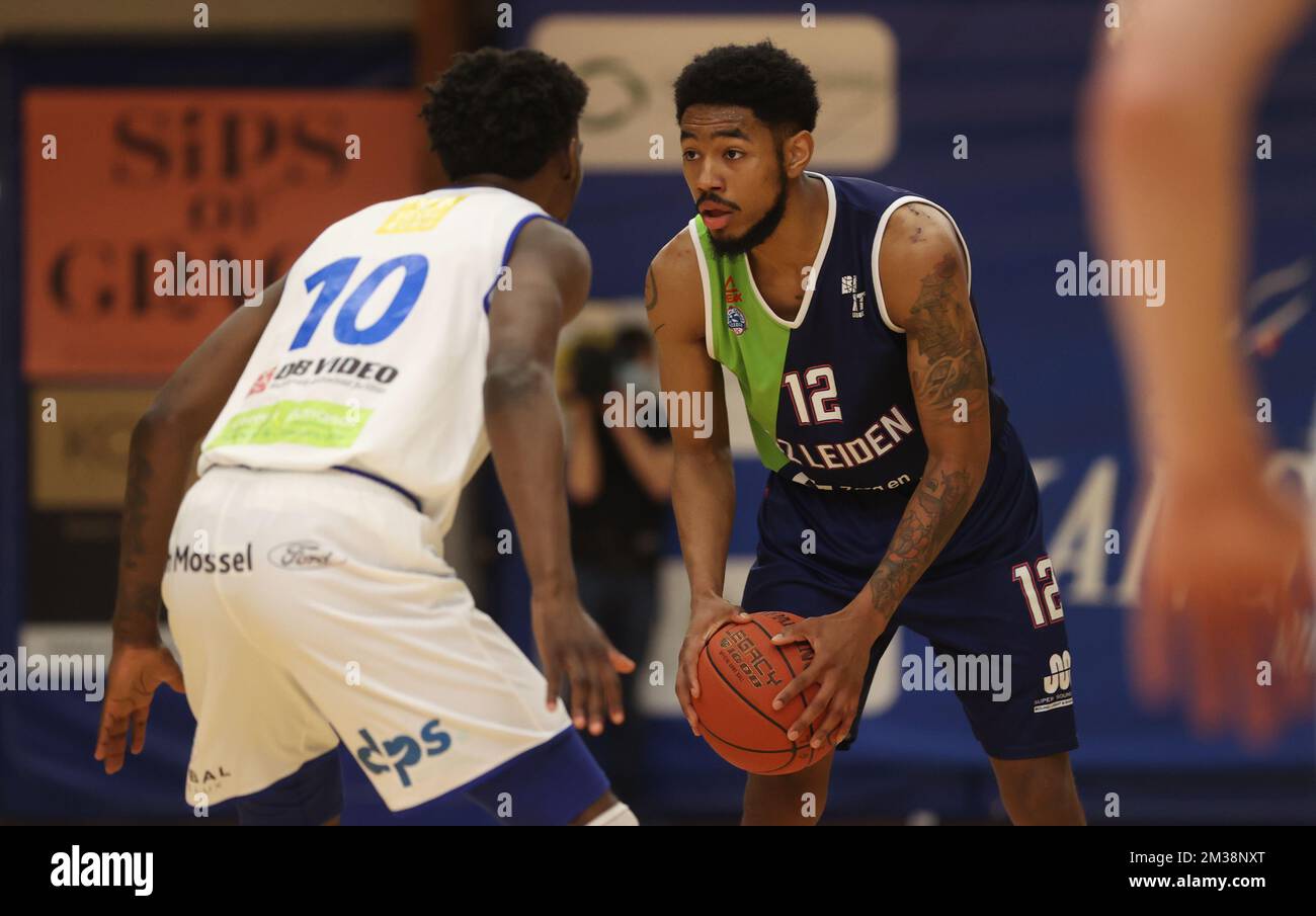 Shizz Alston von Mechelen und Jhonathan Dunn von Leiden kämpfen um den Ball während eines Basketballspiels zwischen den Kangoeroes Mechelen und ZZ Leiden am Freitag, den 04. März 2022 in Mechelen, am ersten Tag der Elite Gold Cross-Border Phase bei der First Division Basketball Championships der „BNXT League“. In diesem zweiten Teil der belgischen und niederländischen Wettbewerbe werden sich die 5 besten Teilnehmer aus jedem Land treffen. BELGA PHOTO VIRGINIE LEFOUR Stockfoto