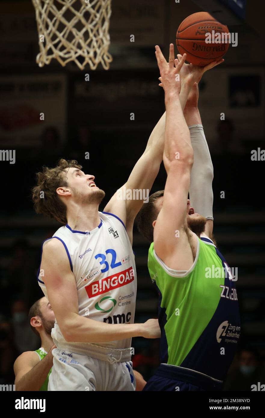 Jesse Waleson von Mechelen und Asbjorn Midtgaard von Leiden kämpfen um den Ball während eines Basketballspiels zwischen den Kangoeroes Mechelen und ZZ Leiden am Freitag, den 04. März 2022 in Mechelen, am ersten Tag der Elite Gold Cross-Border Phase der First Division Basketball Championships der „BNXT League“. In diesem zweiten Teil der belgischen und niederländischen Wettbewerbe werden sich die 5 besten Teilnehmer aus jedem Land treffen. BELGA PHOTO VIRGINIE LEFOUR Stockfoto