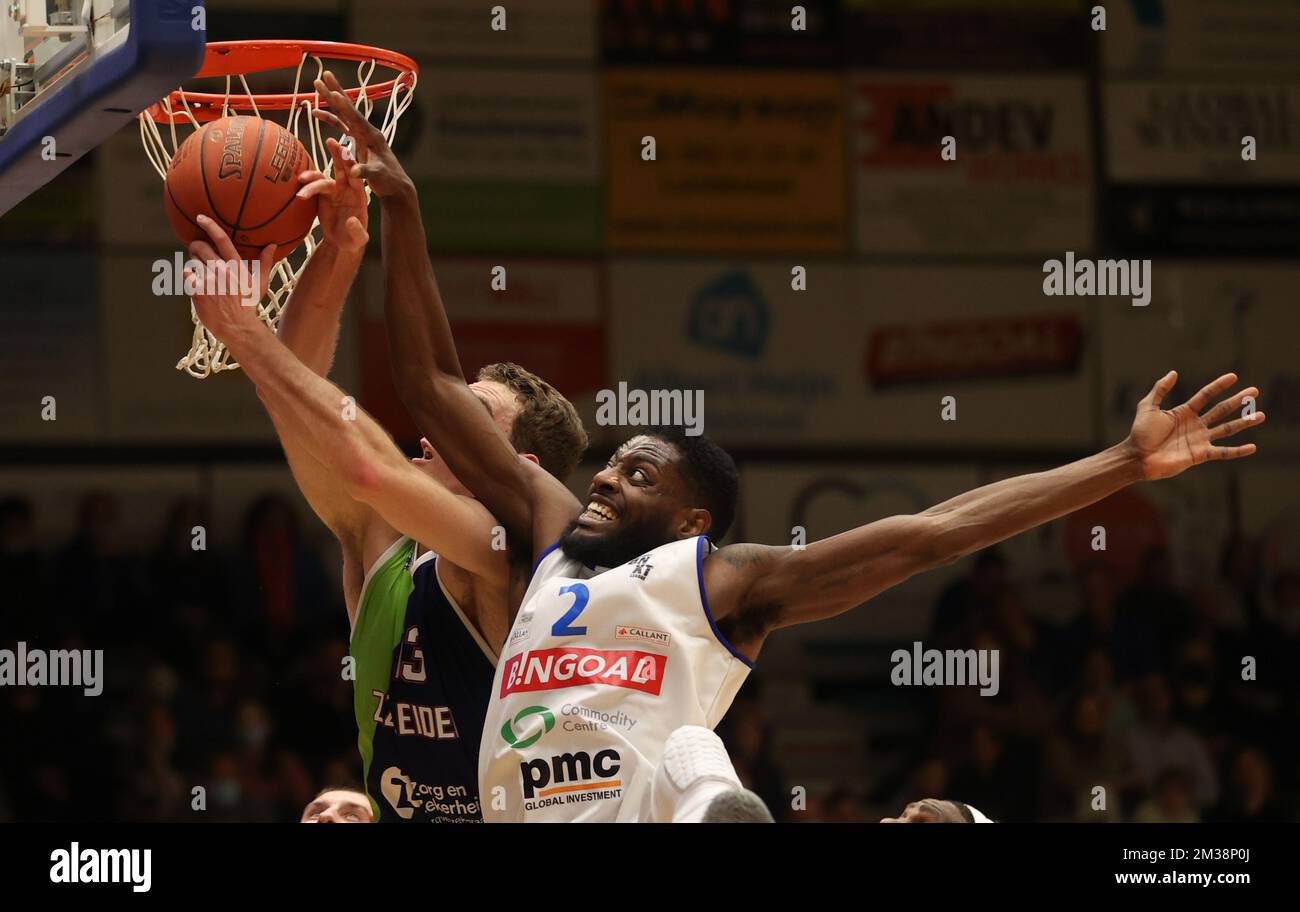 Leidens Luuk van Bree und Mechelns Myles Stephens kämpfen um den Ball während eines Basketballspiels zwischen Kangoeroes Mechelen und ZZ Leiden am Freitag, den 04. März 2022 in Mechelen, am ersten Tag der Elite Gold Cross-Border Phase der First Division Basketball Championships der „BNXT League“. In diesem zweiten Teil der belgischen und niederländischen Wettbewerbe werden sich die 5 besten Teilnehmer aus jedem Land treffen. BELGA PHOTO VIRGINIE LEFOUR Stockfoto