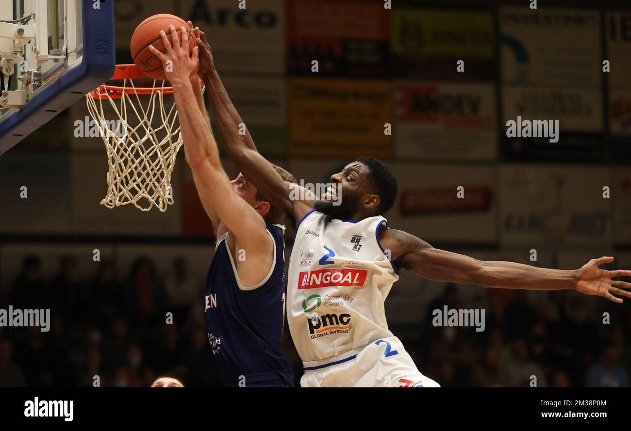 Leidens Luuk van Bree und Mechelns Myles Stephens kämpfen um den Ball während eines Basketballspiels zwischen Kangoeroes Mechelen und ZZ Leiden am Freitag, den 04. März 2022 in Mechelen, am ersten Tag der Elite Gold Cross-Border Phase der First Division Basketball Championships der „BNXT League“. In diesem zweiten Teil der belgischen und niederländischen Wettbewerbe werden sich die 5 besten Teilnehmer aus jedem Land treffen. BELGA PHOTO VIRGINIE LEFOUR Stockfoto