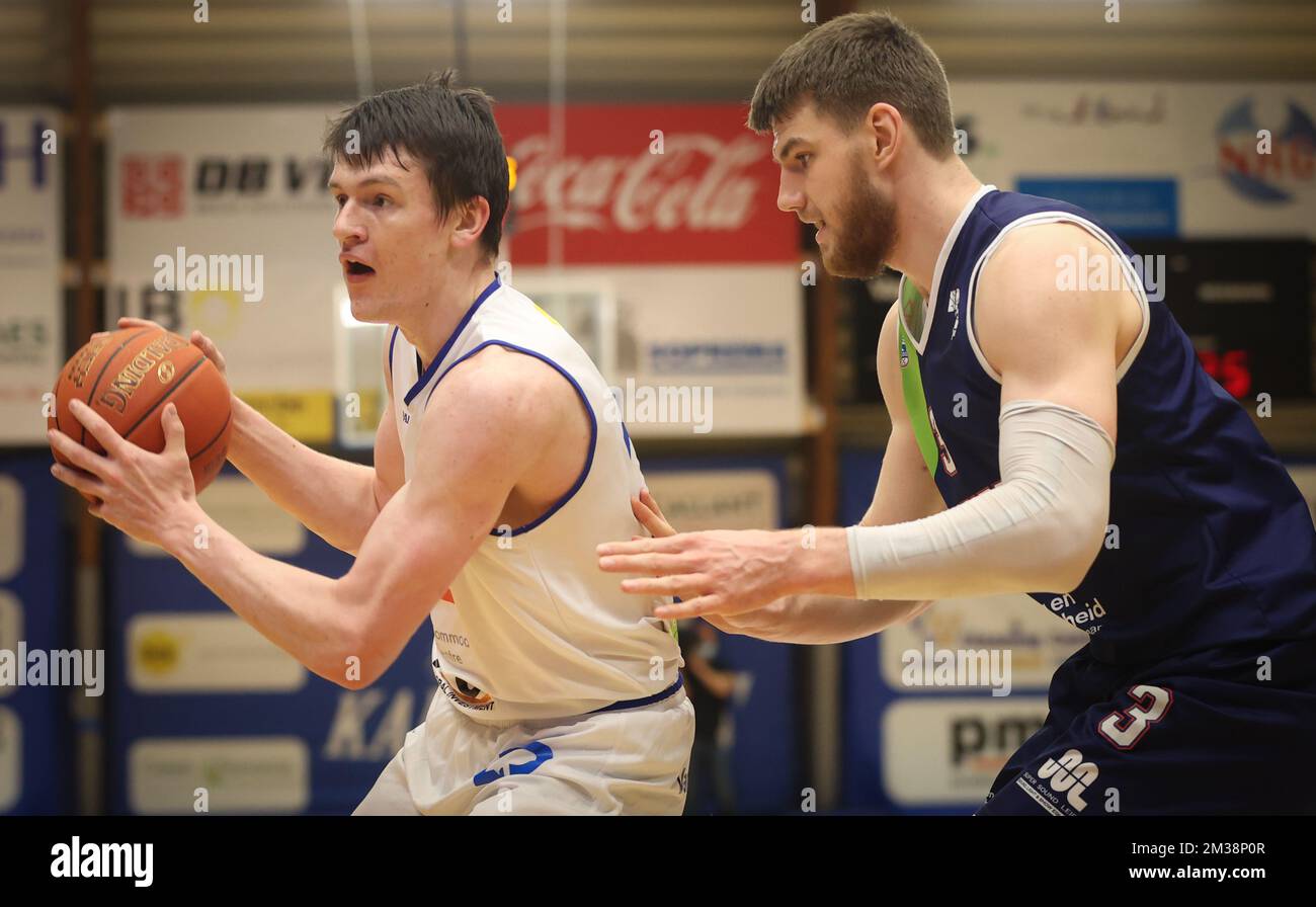 Mechelns AJ Brodeur und Leidens Asbjorn Midtgaard kämpfen um den Ball während eines Basketballspiels zwischen Kangoeroes Mechelen und ZZ Leiden am Freitag, den 04. März 2022 in Mechelen, am ersten Tag der Elite Gold Cross-Border Phase bei der First Division Basketball Championships der „BNXT League“. In diesem zweiten Teil der belgischen und niederländischen Wettbewerbe werden sich die 5 besten Teilnehmer aus jedem Land treffen. BELGA PHOTO VIRGINIE LEFOUR Stockfoto