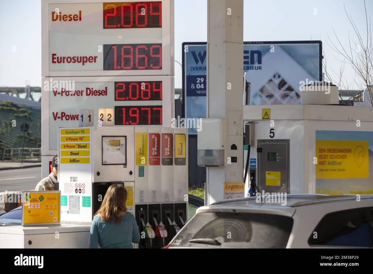 Abbildung zeigt eine Tankstelle in Brüssel am Samstag, den 05. März 2022. Der Preis für Dieselkraftstoff liegt bei 2 Euro pro Liter. BELGA FOTO NICOLAS MAETERLINCK Stockfoto