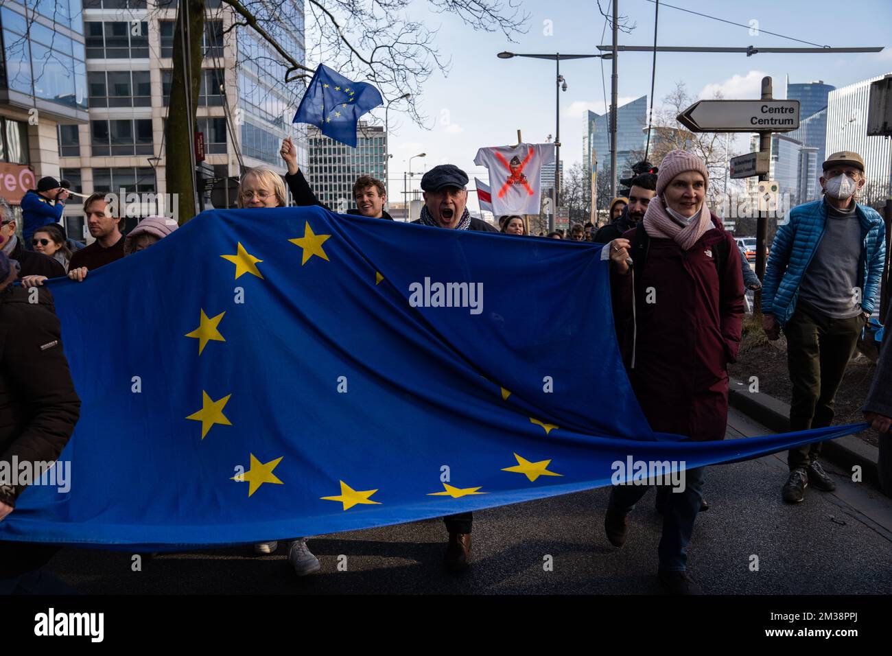 Das Bild zeigt einen protestmarsch, um die Unterstützung der ukrainischen Bevölkerung zum Ausdruck zu bringen und die russische Invasion anzuprangern, am Sonntag, den 06. März 2022 in Brüssel. Russland ist letzte Woche in die Ukraine eingedrungen. Über 1,5 Millionen Ukrainer fliehen aus dem Land. BELGA FOTO JULIETTE BRUYNSEELS Stockfoto