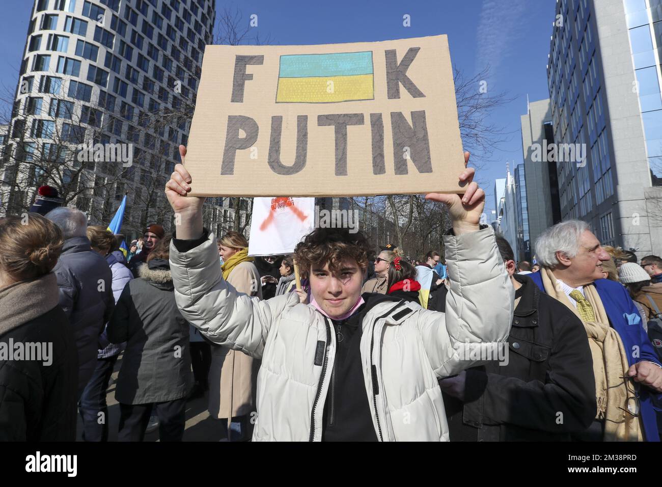 Das Bild zeigt einen protestmarsch, um die Unterstützung der ukrainischen Bevölkerung zum Ausdruck zu bringen und die russische Invasion anzuprangern, am Sonntag, den 06. März 2022 in Brüssel. Russland ist letzte Woche in die Ukraine eingedrungen. Über 1,5 Millionen Ukrainer fliehen aus dem Land. BELGA FOTO NICOLAS MAETERLINCK Stockfoto