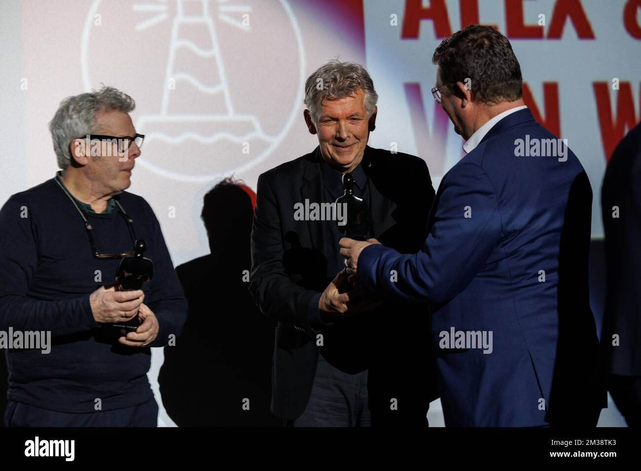 Der niederländische Regisseur Alex van Warmerdam und sein Bruder, der Filmproduzent Marc van Warmerdam und der Bürgermeister von Oostende Bart Tommelein, die während der Preisverleihung für den Lifetime Achievement Award an die Filmregisseure Van Warmerdam im Vorfeld der Avantpremiere ihres Films „Nr 10“ auf dem 14. „Filmfestival Oostende“ abgebildet wurden, Filmfestival in Oostende, Dienstag, 08. März 2022. BELGA FOTO KURT DESPLENTER Stockfoto