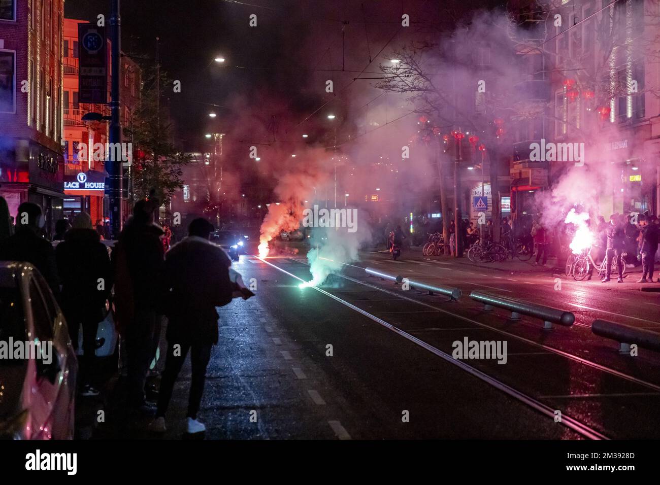 ROTTERDAM: Marokkanische Fußballfans nach dem Halbfinalspiel zwischen Marokko und Frankreich bei der Weltmeisterschaft in Katar. ANP JEFFREY GROENEWEG niederlande raus - belgien raus Stockfoto