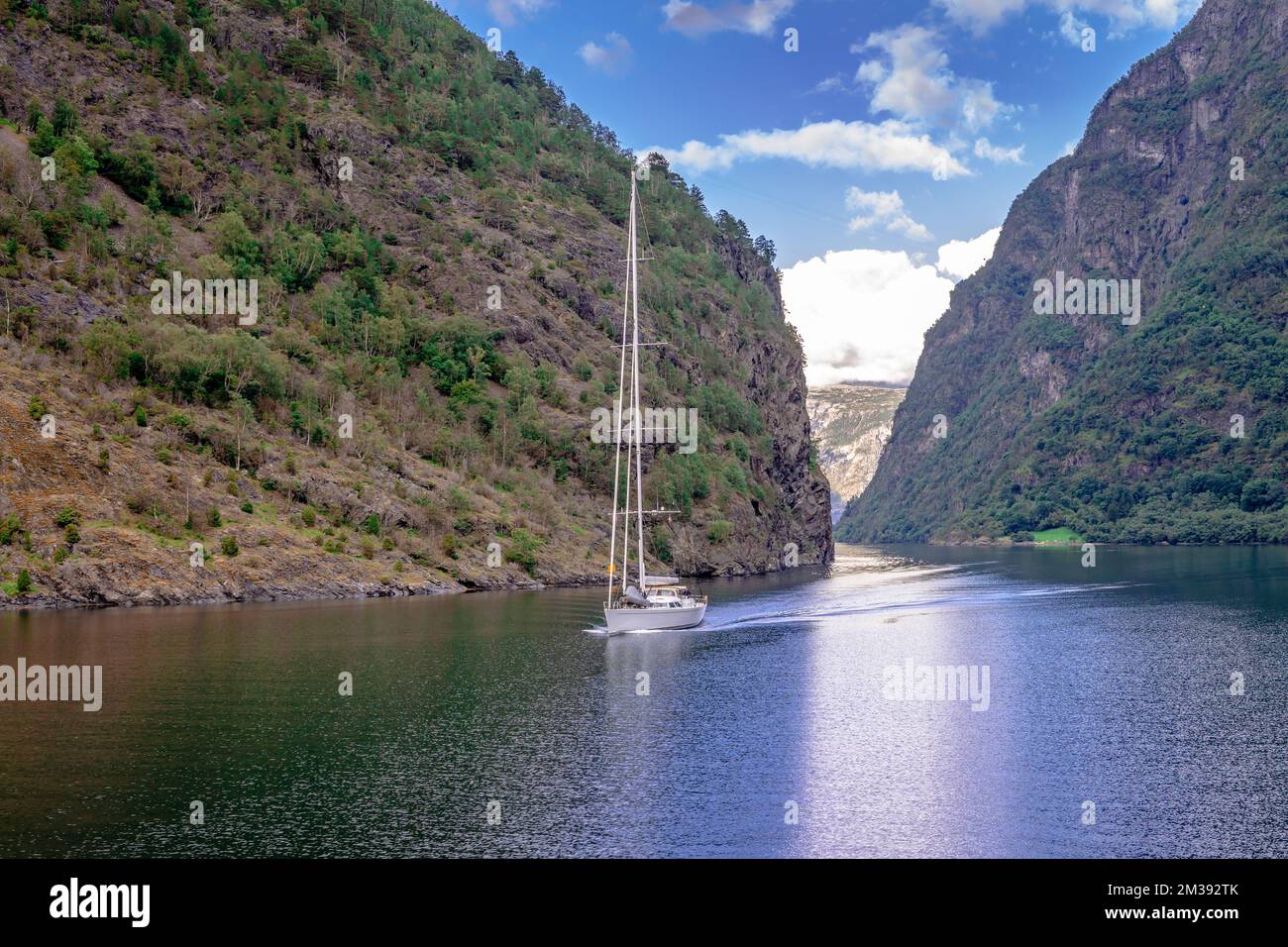 Ein Segelboot in Aurlandsfjord, zweigt am Haupt-Sognefjorden ab, Norwegens längster Fjord. Atemberaubende norwegische Landschaft. Stockfoto