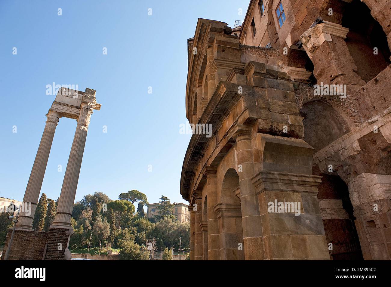 Rechts Außenmauer von Marcellustheater, links Säulen Ruine von Apollotempel, Rom, Lazium, Italien, Europa Stockfoto