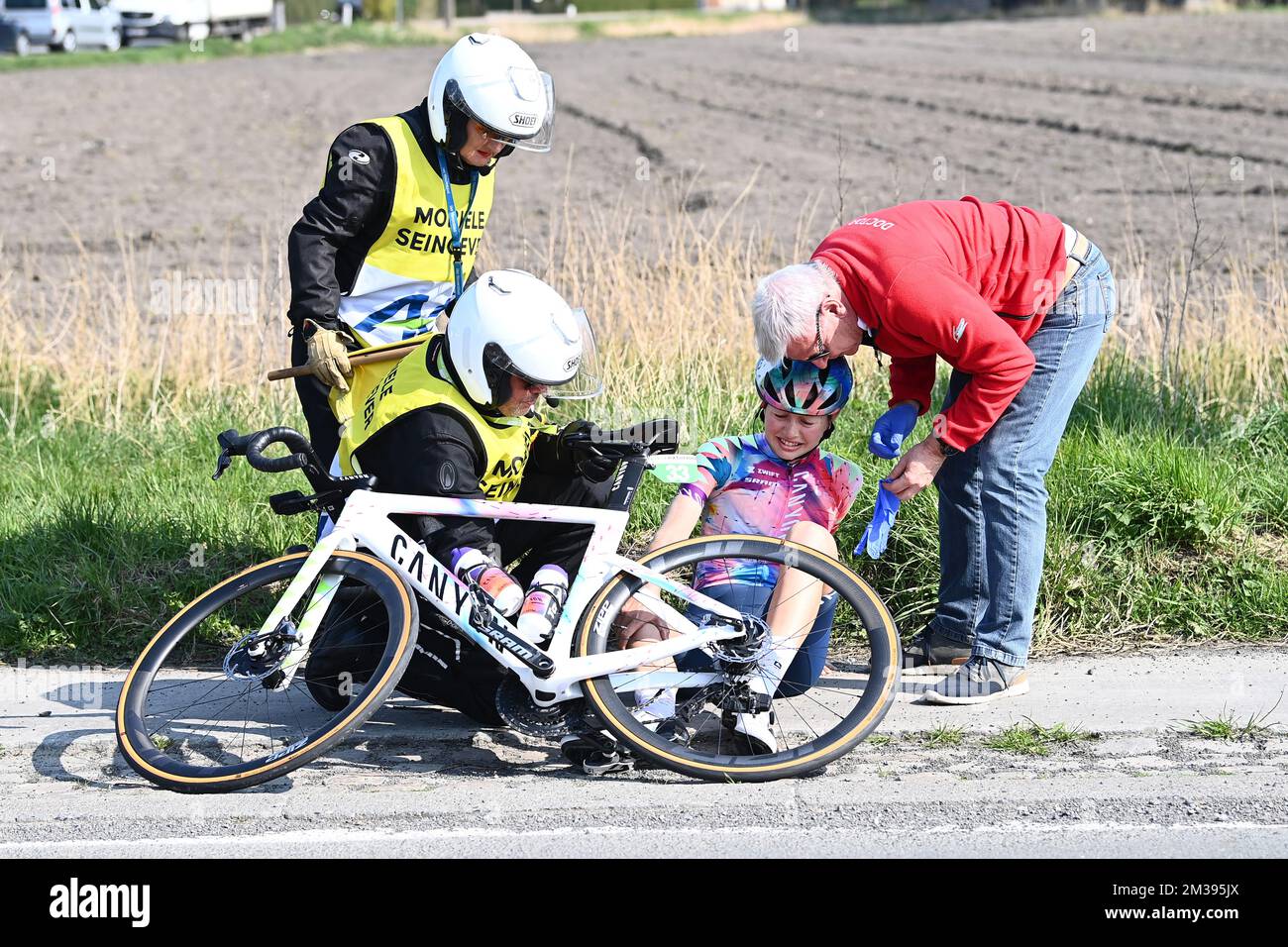 Neuseeländische Ella Harris von Canyon-SRAM nach einem Crash während des eintägigen Frauenrennen „Classic Brügge-De Panne“, 162,8 km von Brügge nach De Panne, Donnerstag, 24. März 2022. BELGA FOTO JASPER JACOBS Stockfoto