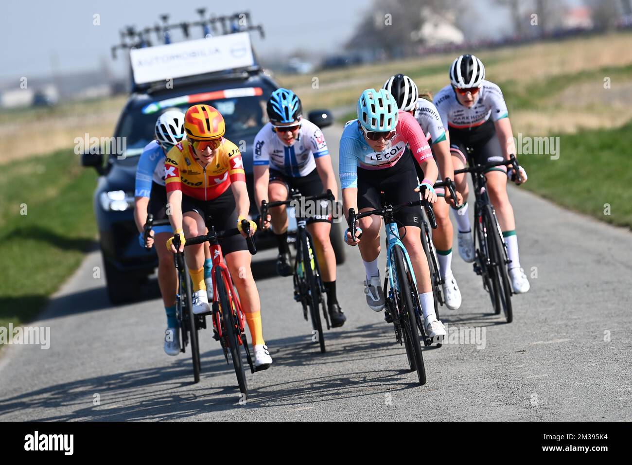 Deutsche Hannah Ludwig von der Uno-X Pro Radmannschaft und britischer April Tacey von Le Col - Wahoo in Aktion während des Frauenelitenrennen des eintägigen „Classic Brügge-De Panne“-Radrennen, 162,8 km von Brügge nach De Panne, Donnerstag, 24. März 2022. BELGA FOTO JASPER JACOBS Stockfoto